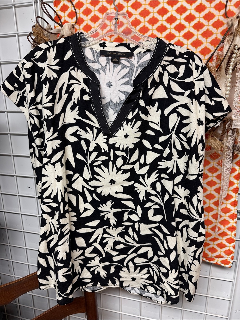 Cynthia Steffe Black & White Floral V-Neck Tee